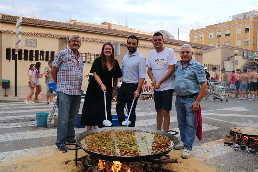 El alcalde de Sagunto visitó ayer el concurso de paellas de las Fiestas Patronales de Sagunto