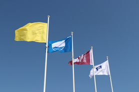 El alcalde de Sagunto, el concejal de Playas y la concejala de Turismo izan la bandera azul de la playa de Puerto de Sagunto