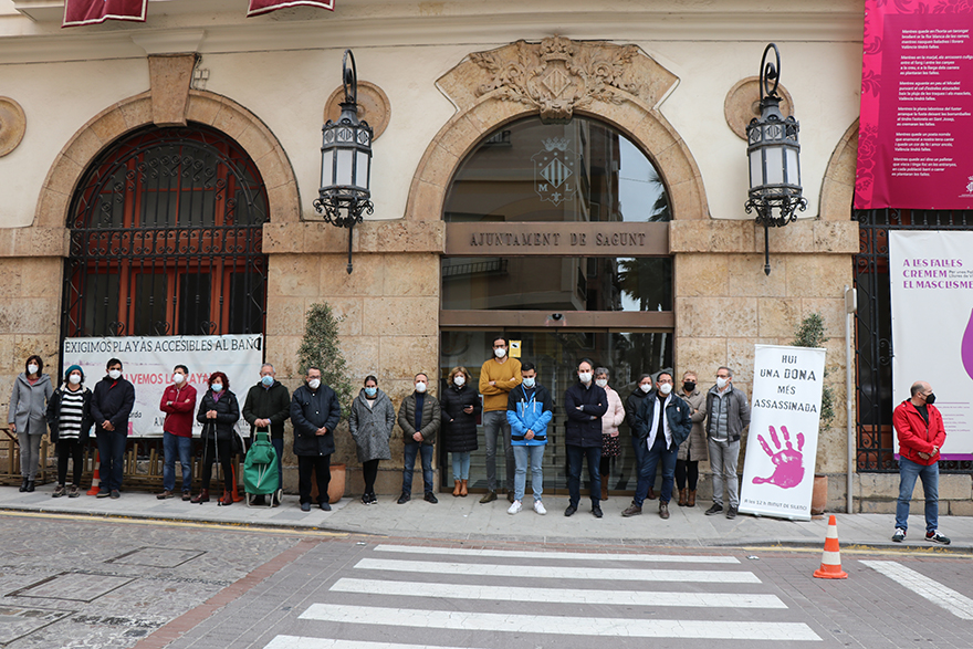Sagunt guarda un minut de silenci en senyal de condemna i repulsa pel presumpte assassinat masclista perpetrat a Ceuta
