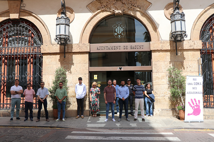 Silenci a les portes dels edificis municipals pel presumpte assassinat masclista perpetrat a Màlaga