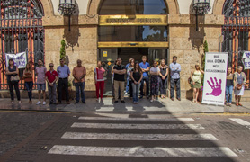 Sagunto guarda un minuto de silencio por los presuntos asesinatos machistas ocurridos en Guadahortuna y Badalona