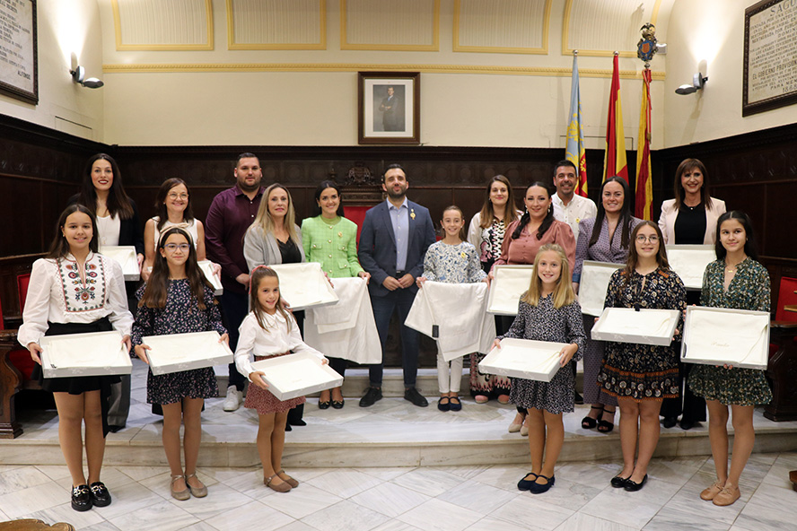 L'Ajuntament entrega els mantons brodats a les Falleres Majors de la FJFS
