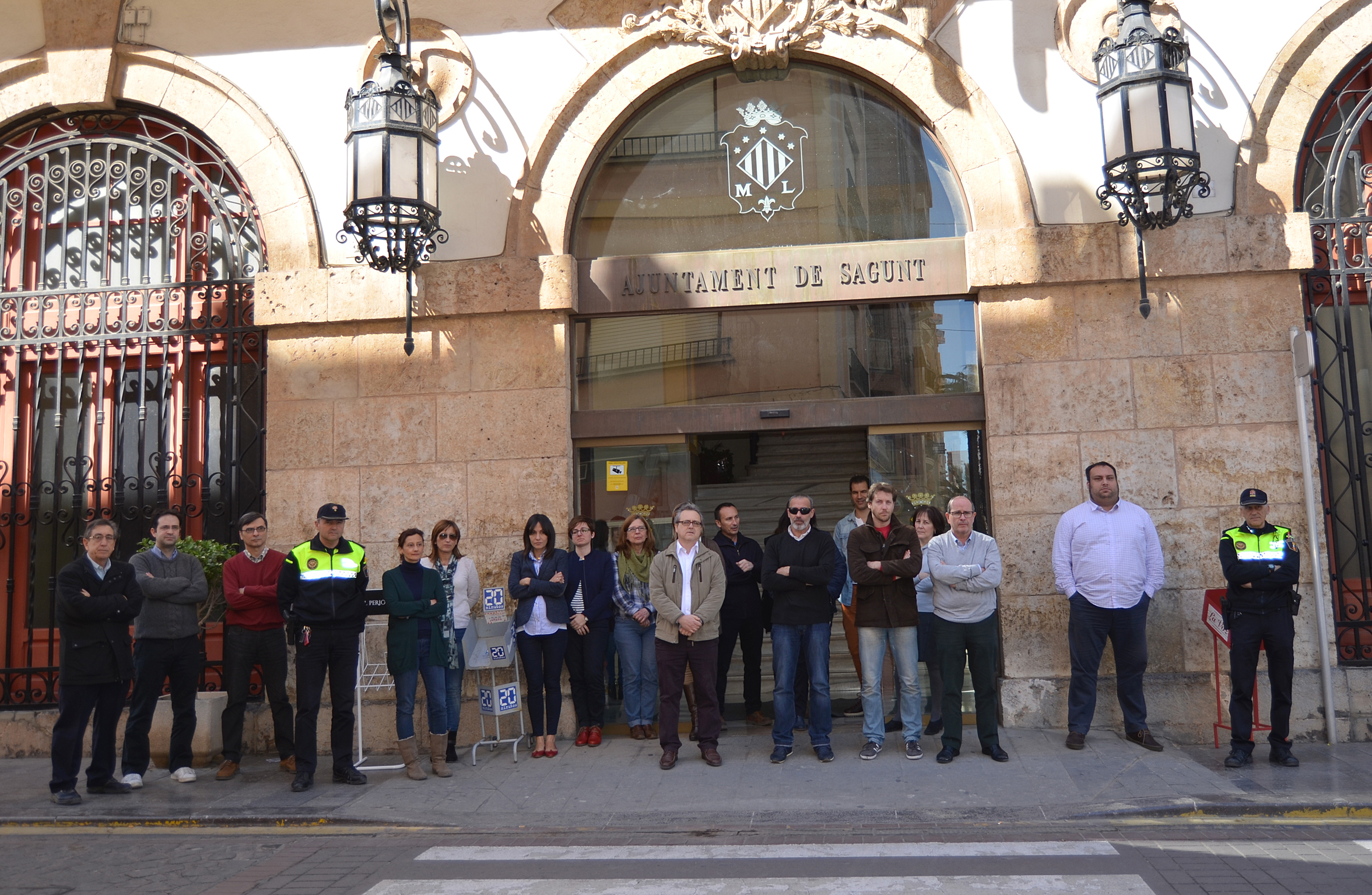 La corporación municipal guarda un minuto de silencio por la muerte de una mujer en Catarroja 