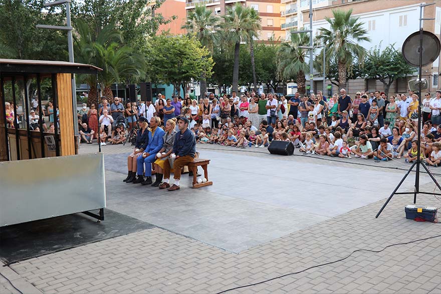 Comença la programació del Off Romà amb actuacions de circ i música