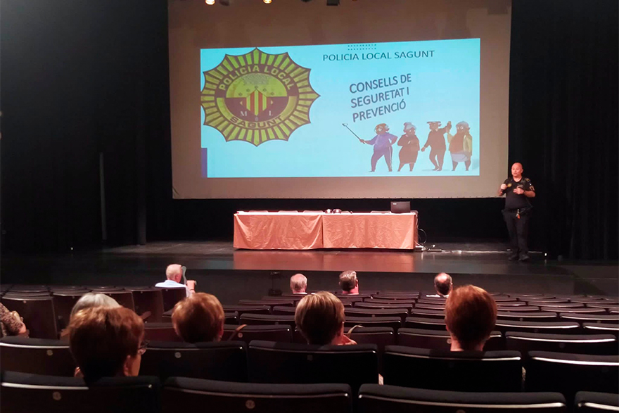 La Policia Local de Sagunt va fer una xarrada sobre consells de seguretat per a persones majors