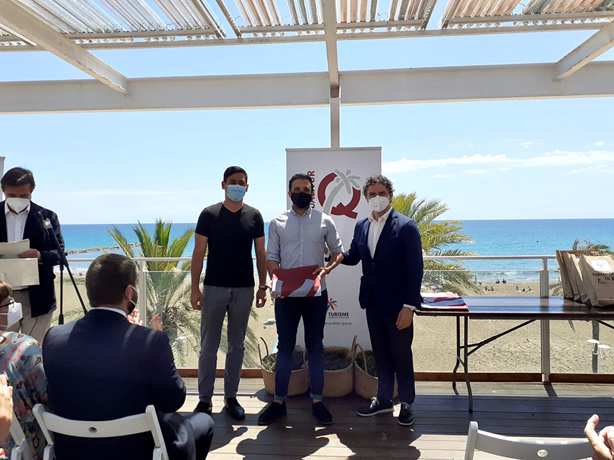 Les platges saguntines reben un any més el reconeixement a la seua qualitat amb tres banderes Qualitur