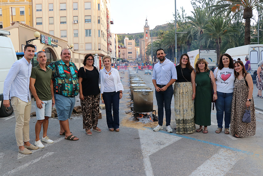 Miles de personas se reúnen en la plaza Cronista Chabret para degustar las tradicionales Ollas de Sagunto