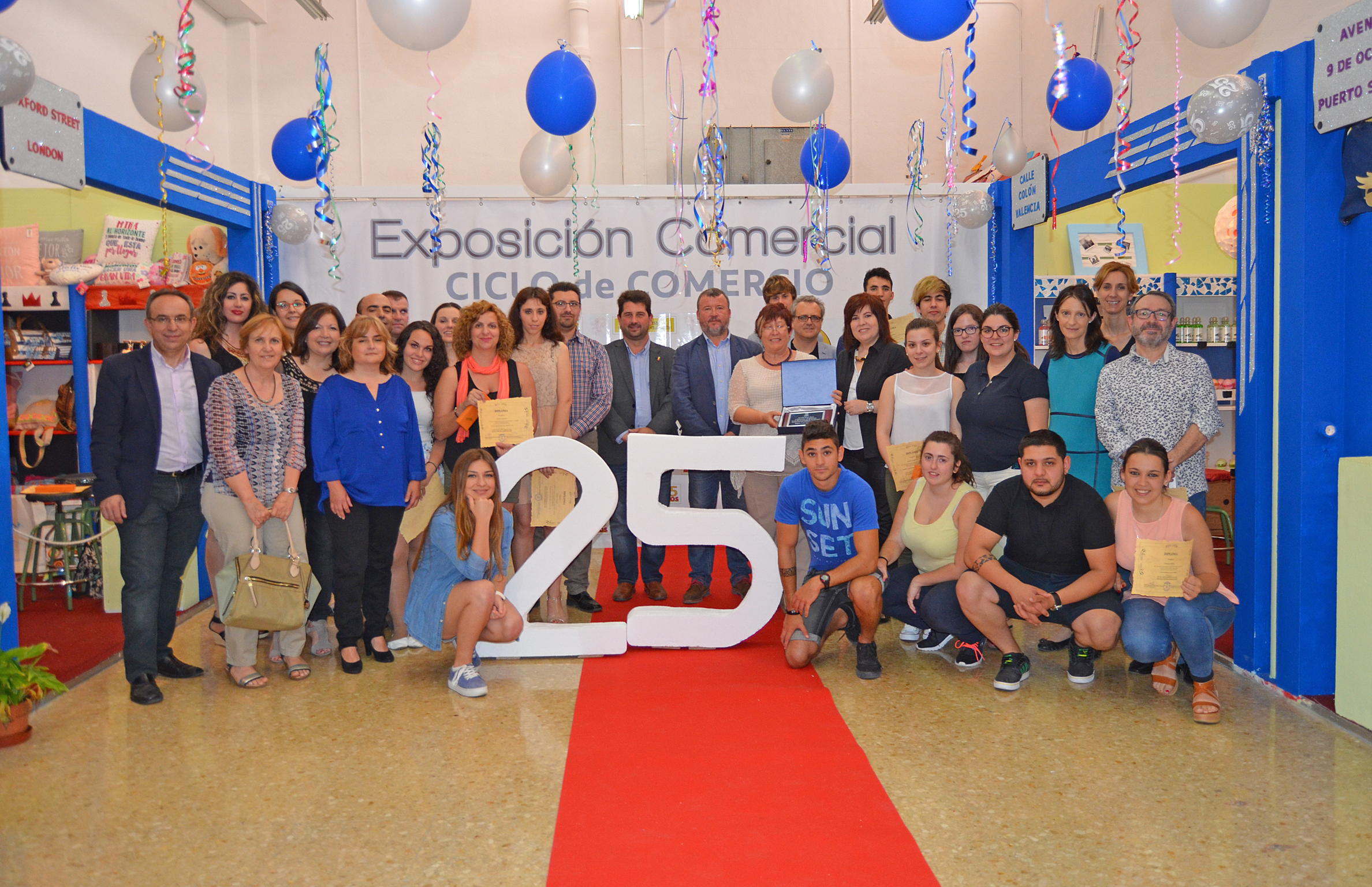 El Ayuntamiento de Sagunto entrega al IES Jorge Juan una placa conmemorativa del 25 aniversario de su muestra comercial