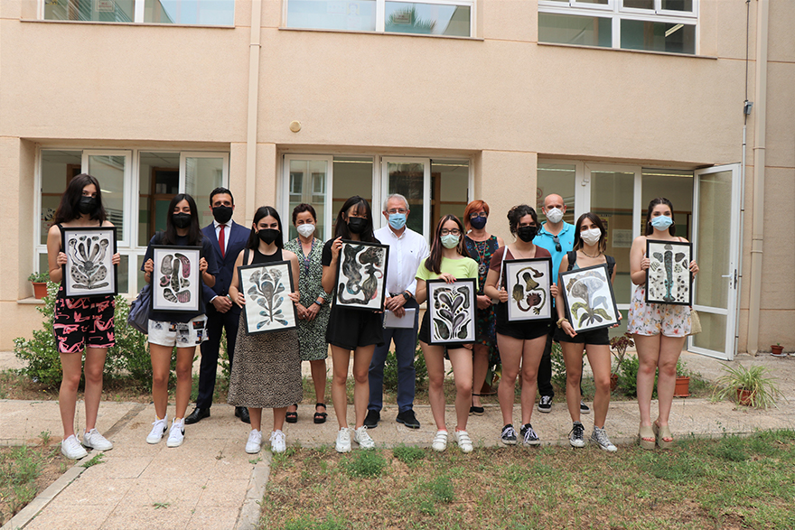 L'alumnat de l'IES Clot del Moro fa una donació d'obres d'art a l'Hospital de Sagunt