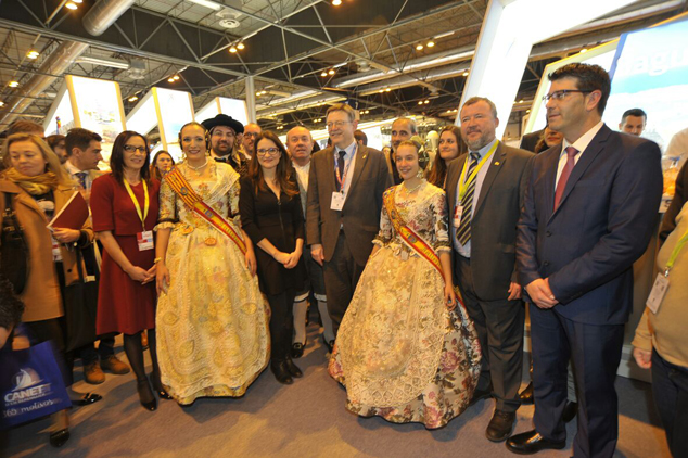 El presidente de la Generalitat visita el stand de Sagunto en Fitur