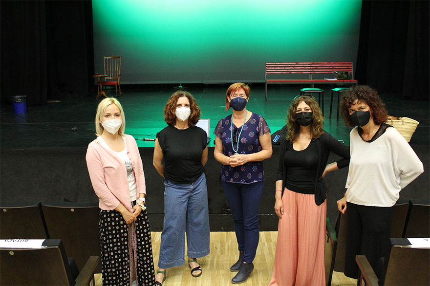 La regidora de Cultura assistix a l'assaig de l'obra de teatre que es representarà este diumenge en el municipi, 'Històries amb minúscules'