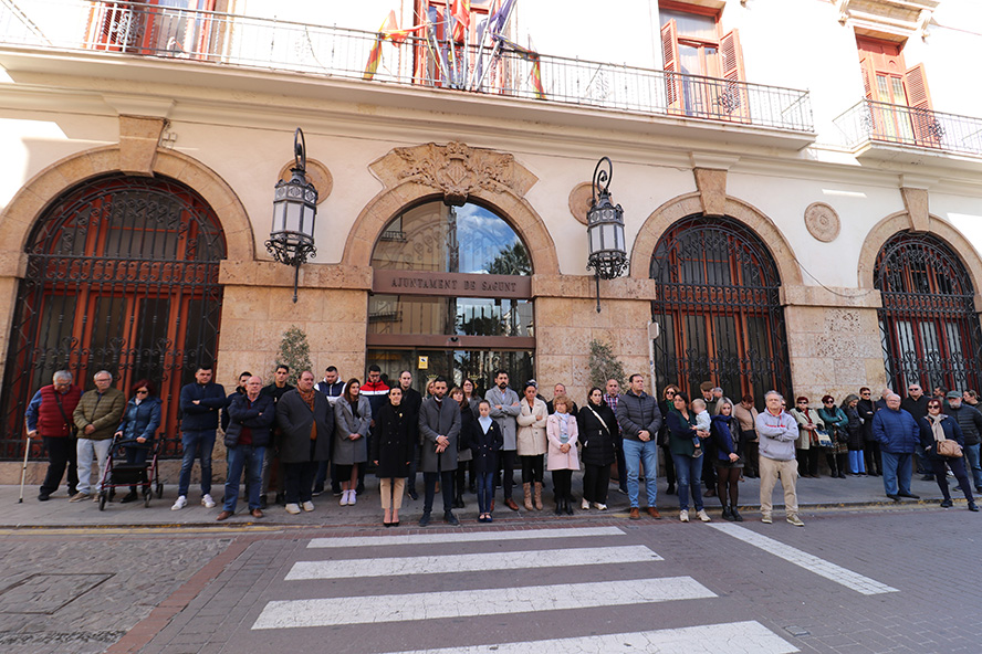 Sagunto guarda un minuto de silencio en señal de duelo por las víctimas del incendio de Campanar