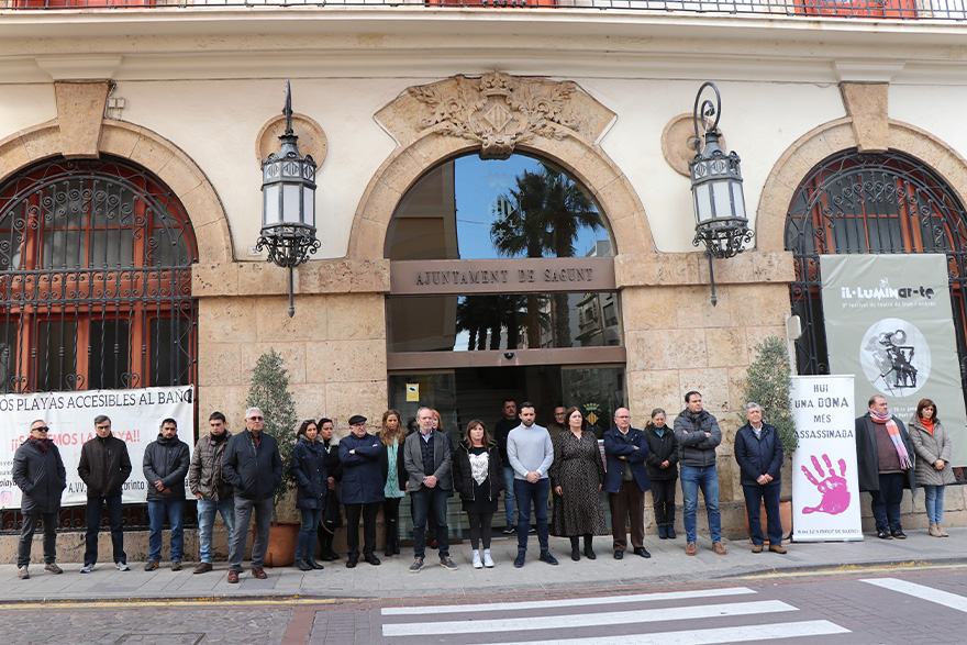 Sagunt guarda un minut de silenci en senyal de condemna i repulsa pel presumpte assassinat masclista perpetrat a Baiona (Pontevedra)