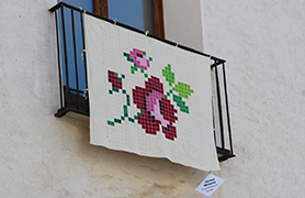 “Cal que neixin flors” es una exposición colectiva de La Tira de Dones en los balcones de la calle Castillo