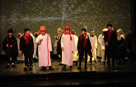 El alumnado del IES Clot del Moro pone en escena el cuento de Caperucita Roja en el Mario Monreal