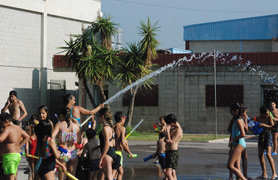 Finaliza el Campus Delfín con una guerra de agua