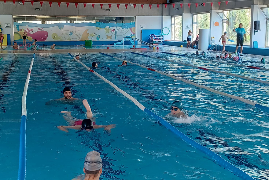 L'alcalde i dos regidors visiten als xiquets i xiquetes del municipi que participen en el 'Projecte Blau'