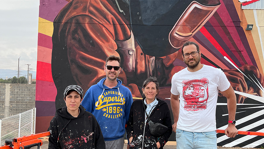 Les artistes MEDIANERAS finalitzen el seu mural del festival d'Art Urbà Més que Murs
