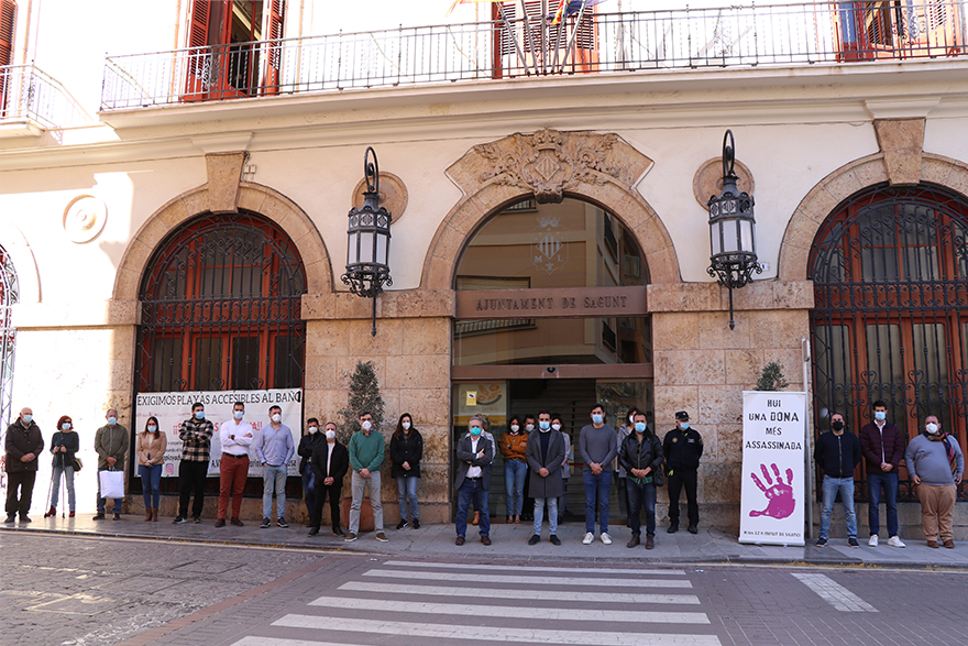 Sagunt guarda un minut de silenci en senyal de condemna i repulsa pel presumpte assassinat masclista perpetrat a Martorell