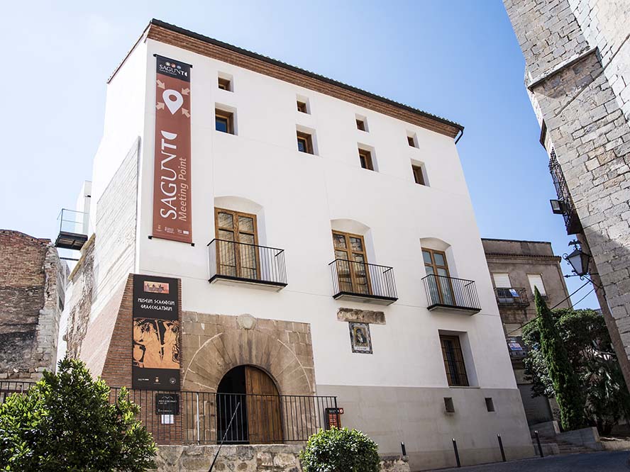 La concejalía de Igualdad programa la obra 'Un segle d’abismes', de la autora saguntina Amparo Vayá