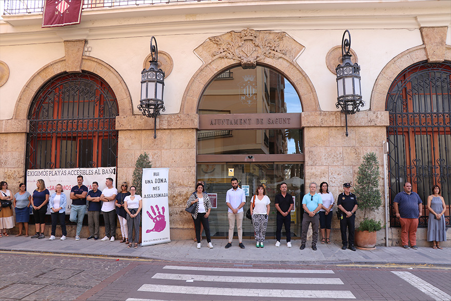 Sagunt guarda un minut de silenci en senyal de condemna i repulsa pels tres presumptes assassinats masclistes perpetrats a Màlaga, Benidorm i Palència 