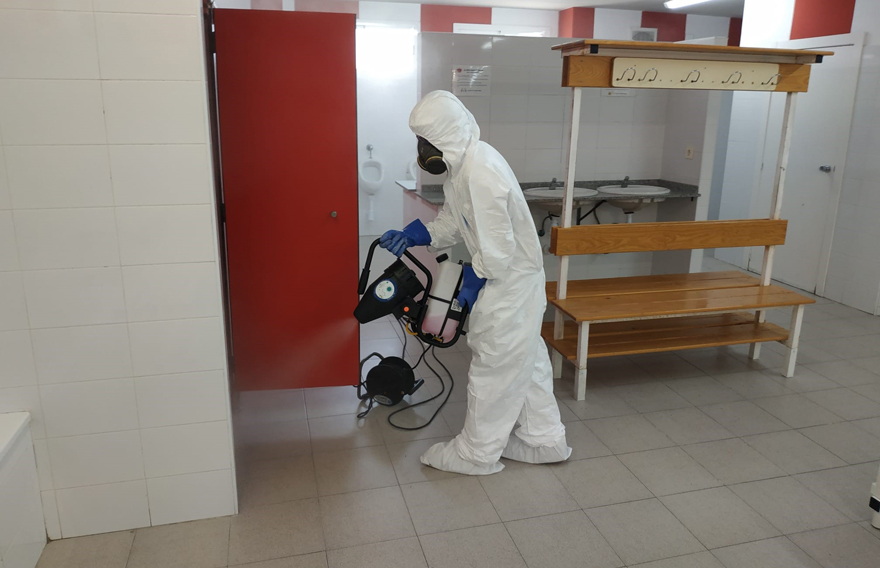 El departament de Sanitat desinfecta l'estadi del Fornàs després del positiu en COVID-19 d'un entrenador del Club Esportiu Acer