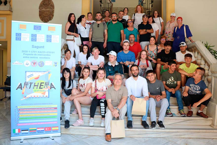 L'Ajuntament de Sagunt rep els alumnes del programa Erasmus+ del CEE Sant Cristòfol