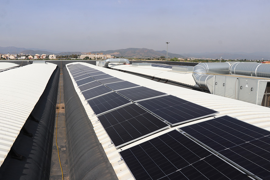 Sagunto ahorrará más de 20.000 € en electricidad con las placas fotovoltaicas de la cubierta del pabellón Puerto de Sagunto