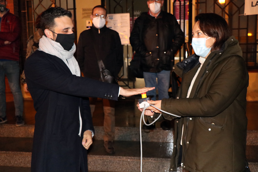 El Ayuntamiento de Sagunto ya ha encendido el tradicional alumbrado que da comienzo a la campaña de navidad