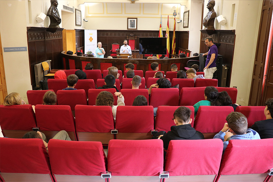 L'alumnat de tercer d'ESO de l'IES Clot del Moro visita l'Ajuntament de Sagunt