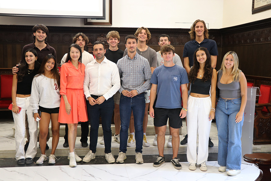 L'Ajuntament de Sagunt rep 12 alumnes dels Estats Units