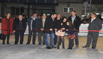 El delegado de Mercados y Comercio y las Falleras Mayores de la comarca inauguran la pista de patinaje de Sagunto