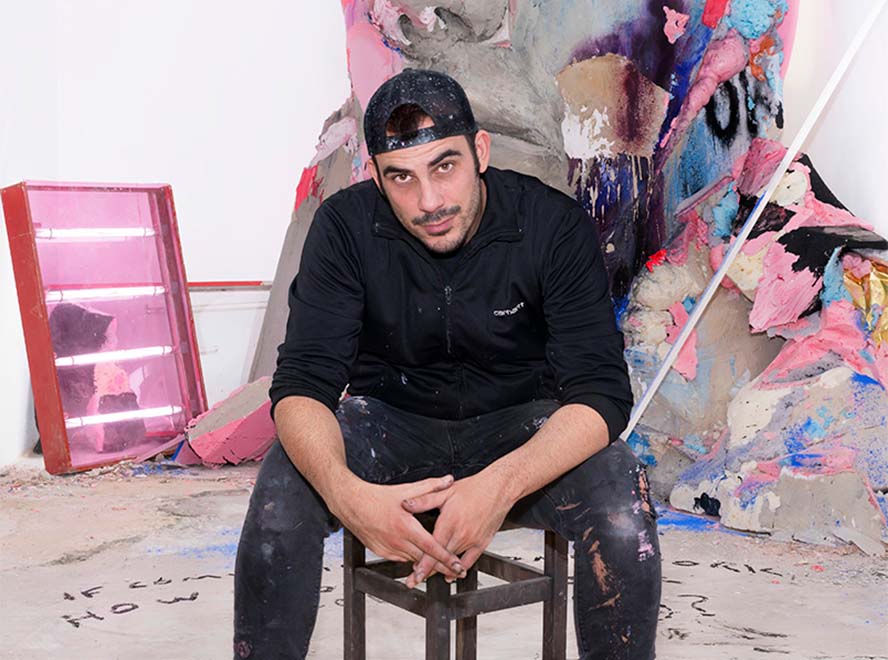 L'artista local Mario Mankey comença el seu mural en el Festival Més que Murs