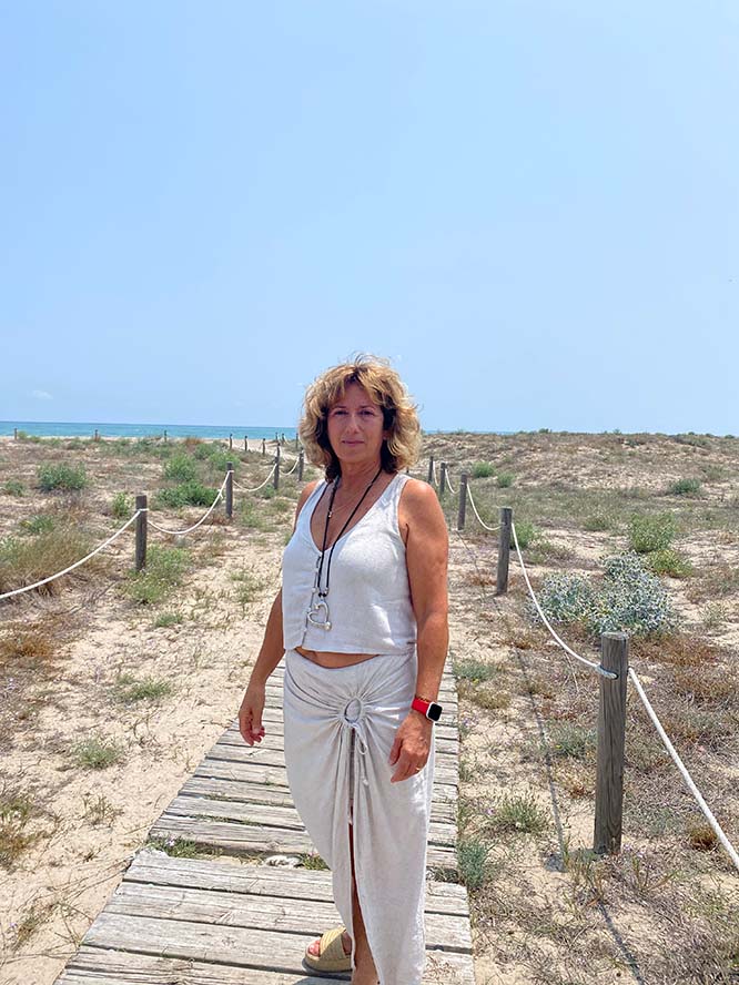 La tinenta d'alcalde d’Almardà observa diversos treballs sense acabar en el perfilat de les platges d’Almardà, Corinto i Malva-rosa