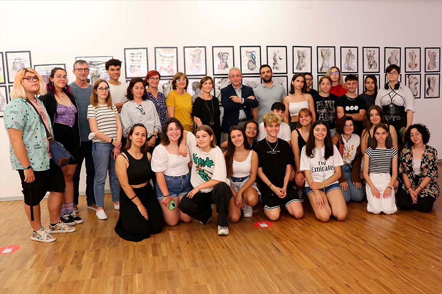 L'alumnat de l'IES Clot del Moro fa una donació d'obres d'art a l'Hospital de Sagunt