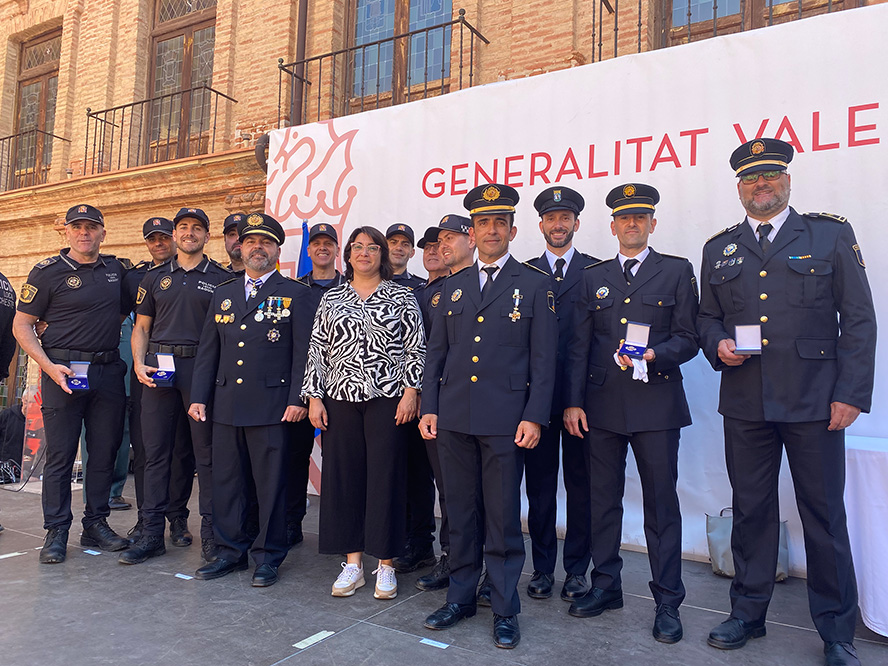 Catorze agents de la Policia Local de Sagunt són guardonats per la seua trajectòria professional