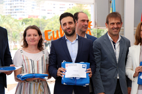 El alcalde recoge los tres distintivos de Bandera Azul para las playas de Puerto de Sagunto, Corinto y Almardà