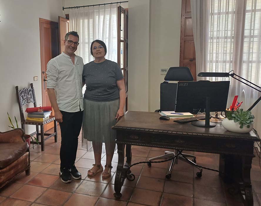 La concejala de Cultura se reúne con el reconocido bailarín valenciano Alfonso Palencia