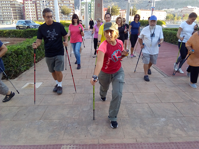 El departamento de Deportes organiza talleres de iniciación en la marcha nórdica
