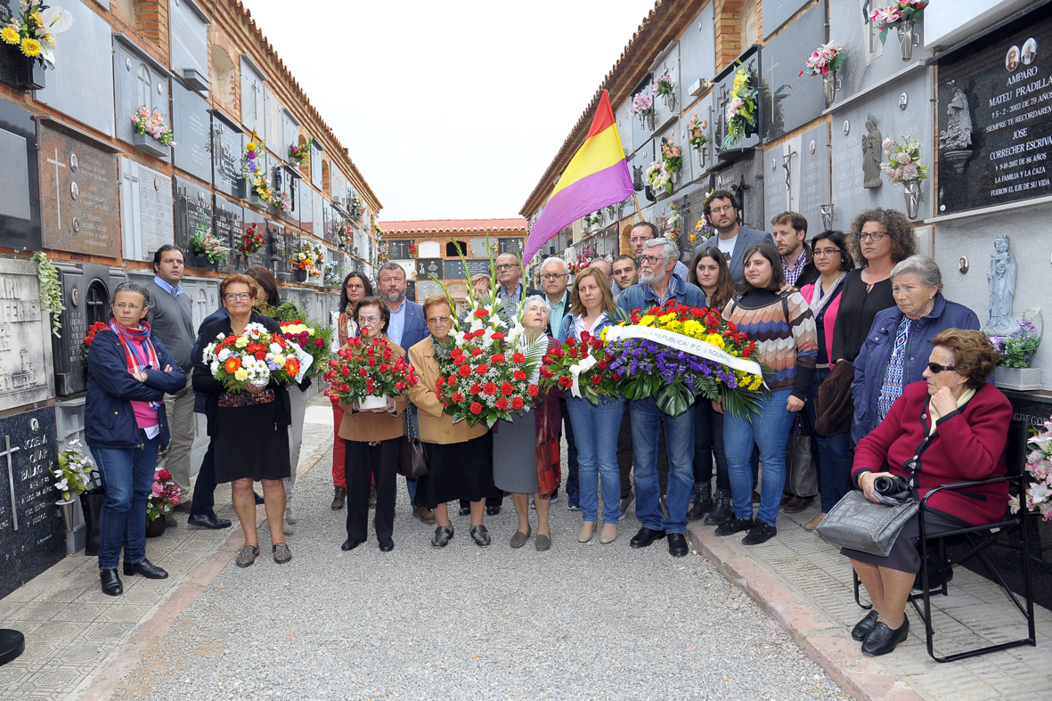 L'Ajuntament de Sagunt col·loca una làpida en el cementeri municipal per a recordar als 27 afusellats durant la Guerra Civil