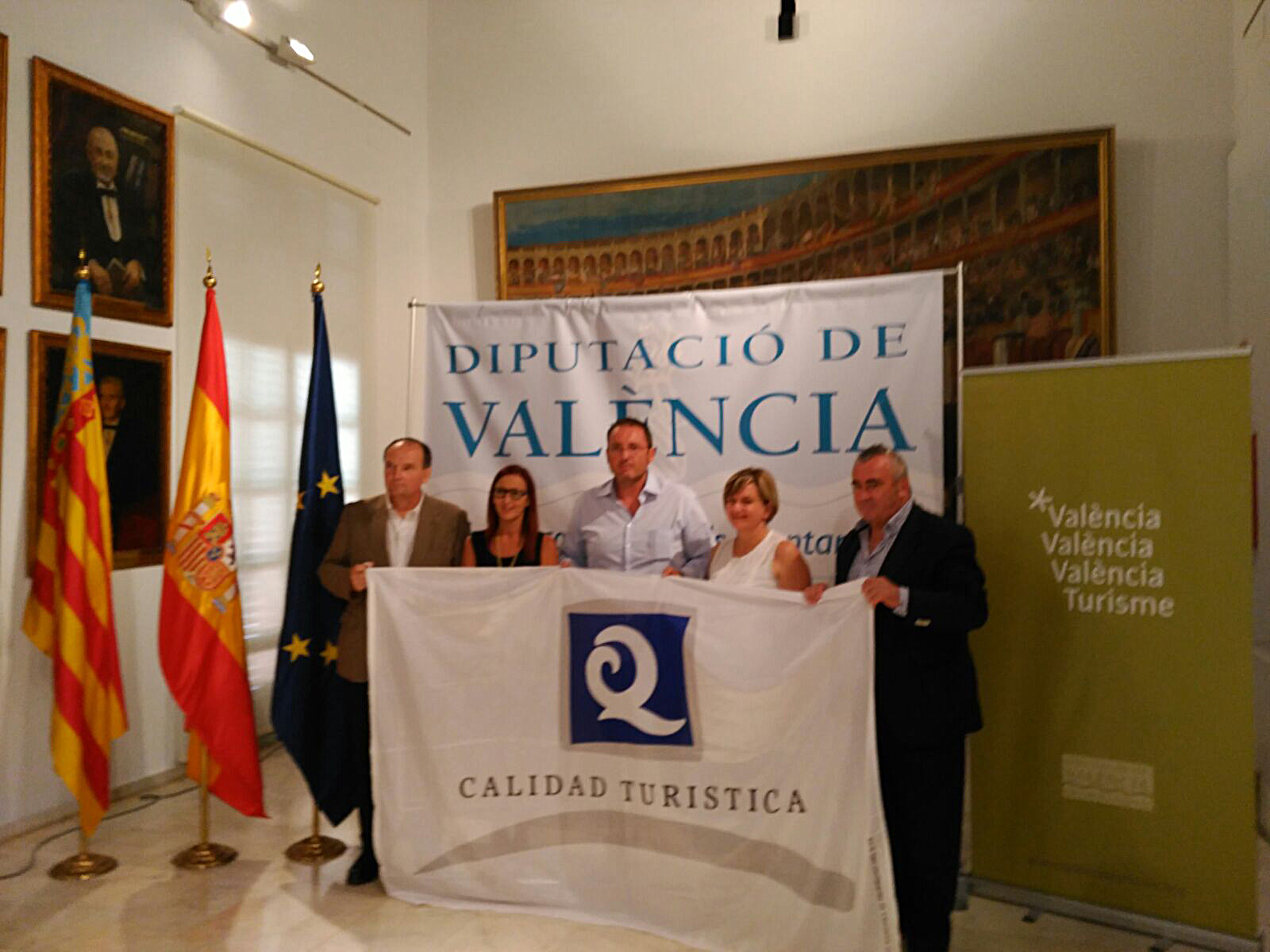 El delegado de Playas recoge las banderas Q de Calidad de las playas de Puerto de Sagunto y Almardà