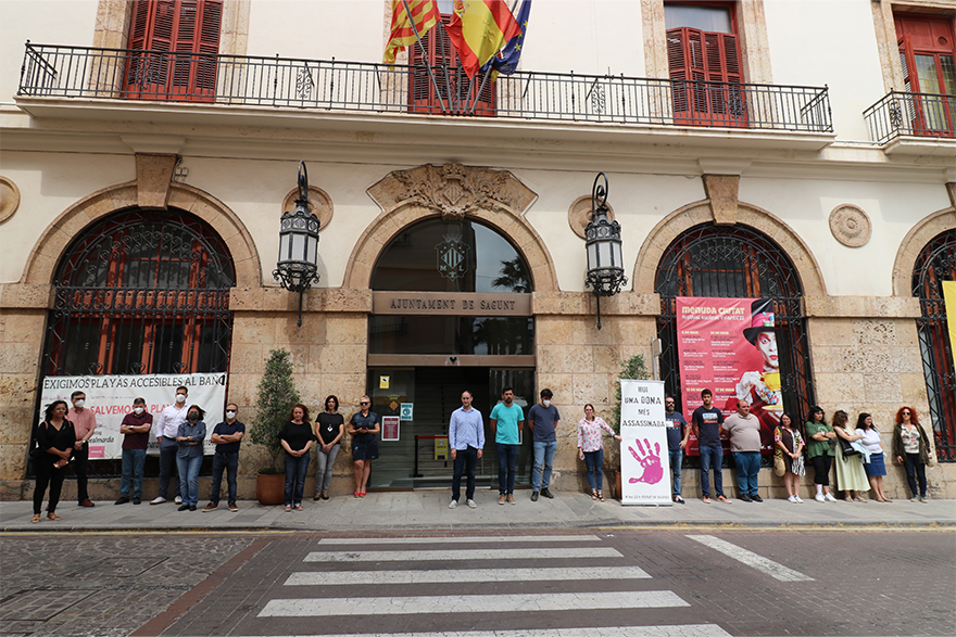 Sagunt guarda un minut de silenci en senyal de condemna i repulsa pel presumpte assassinat masclista perpetrat a Còrdova