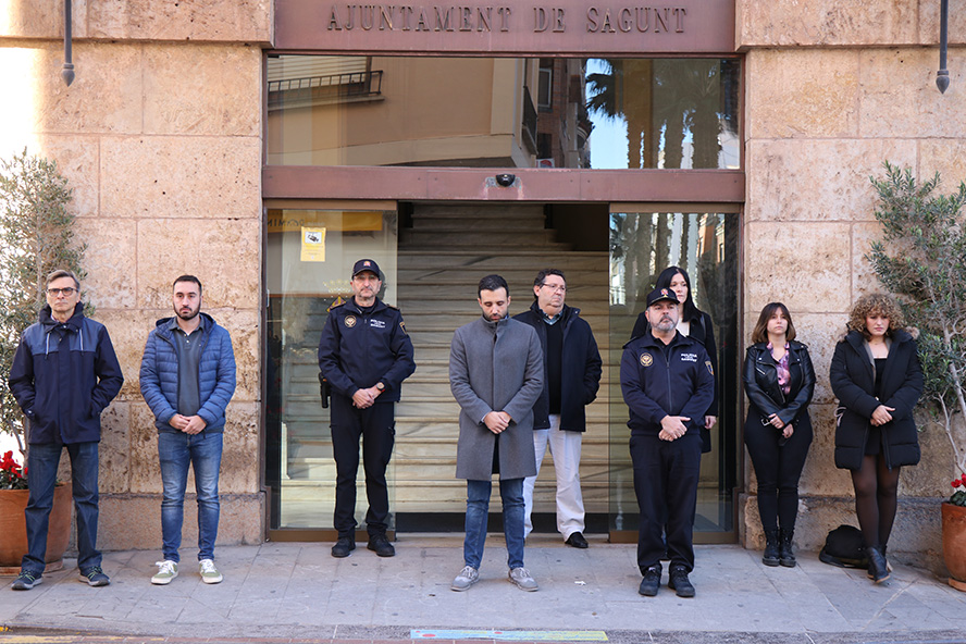 Silenci a les portes dels edificis municipals pel presumpte assassinat masclista perpetrat a Lugo