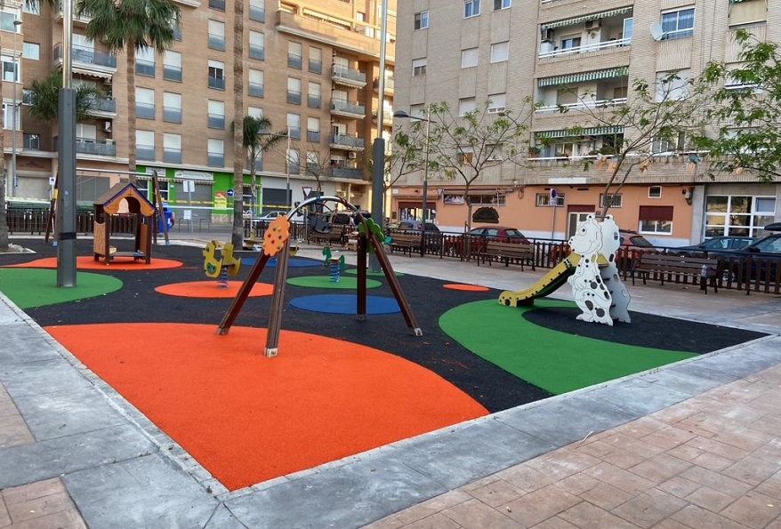 Manteniment millora el sòl del parc infantil de la plaça Ángel Perales