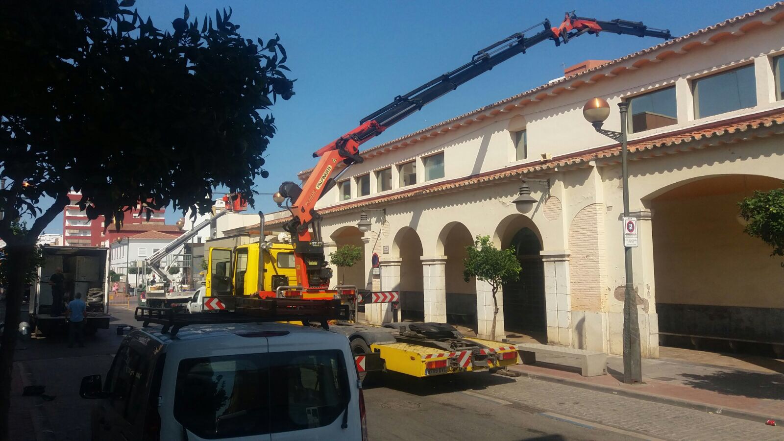 Hoy terminará la instalación de la climatización provisional del Mercado Municipal del Puerto de Sagunto por una avería de la grúa