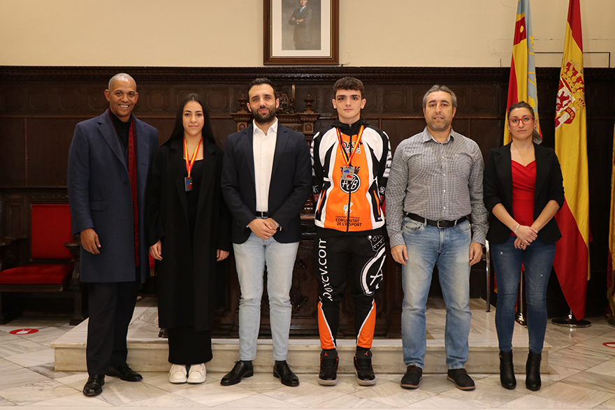 L'Ajuntament rep al Club Lordboxing Puerto de Sagunto en reconeixement als seus recents èxits