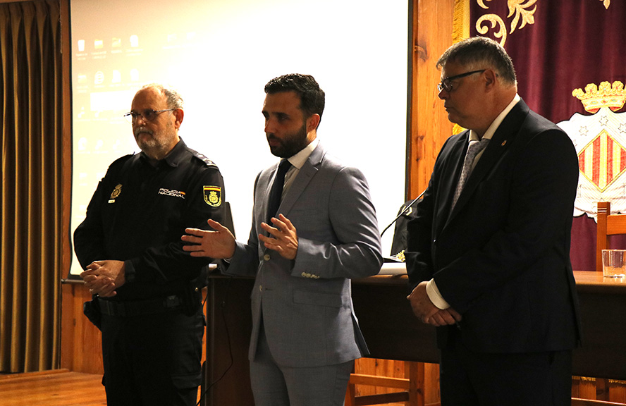 La Policia Nacional i Serveis Socials fan una xarrada sobre seguretat per a majors