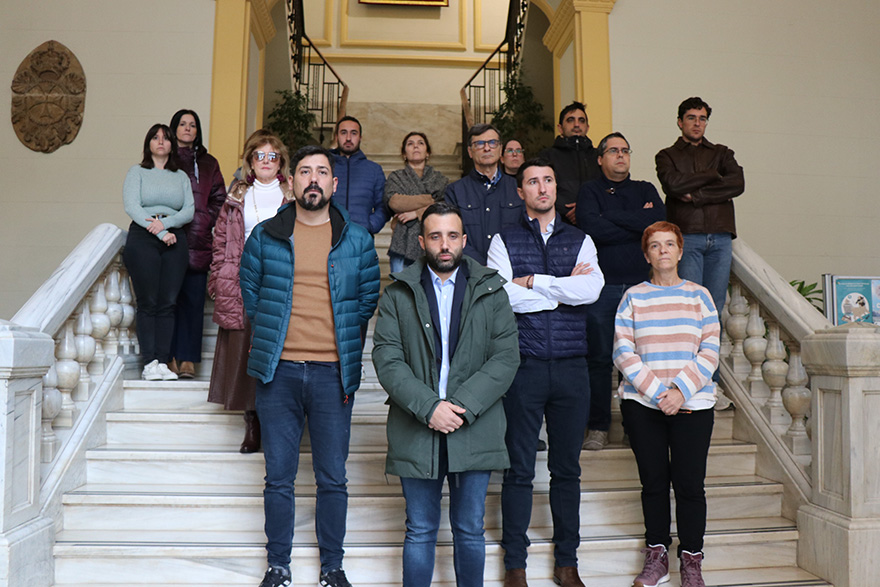 Silenci a les portes dels edificis municipals pels presumptes assassinats masclistes perpetrats a Catarroja i Tarragona