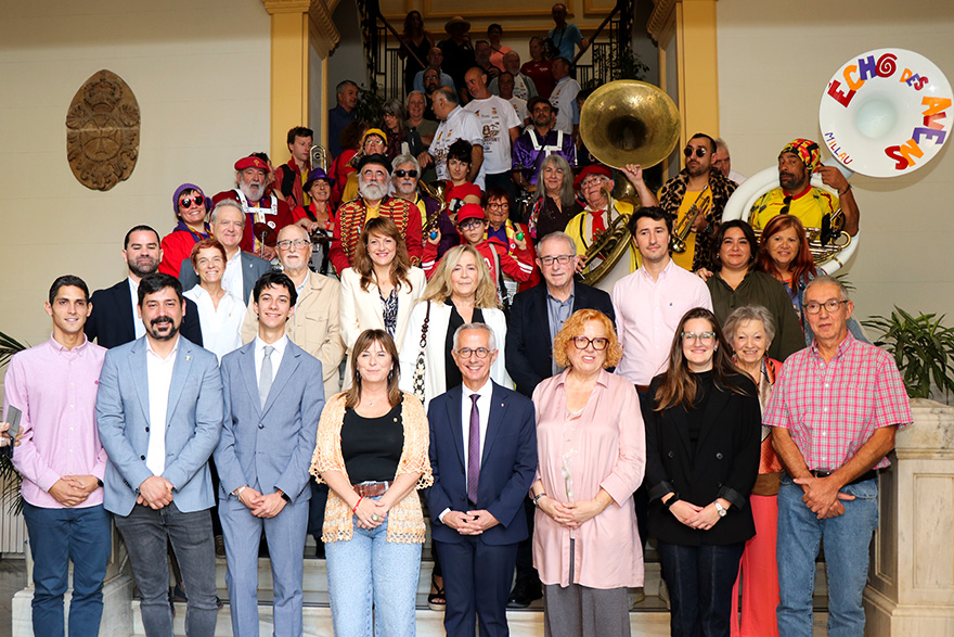 Una delegación de Millau visita el Ayuntamiento de Sagunto en el vigésimo aniversario del hermanamiento