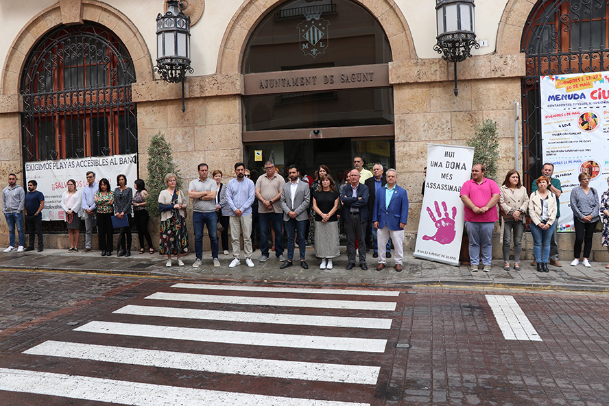 Sagunt guarda un minut de silenci en senyal de condemna i repulsa pels presumptes assassinats masclistes perpetrats a Las Palmas i Móstoles